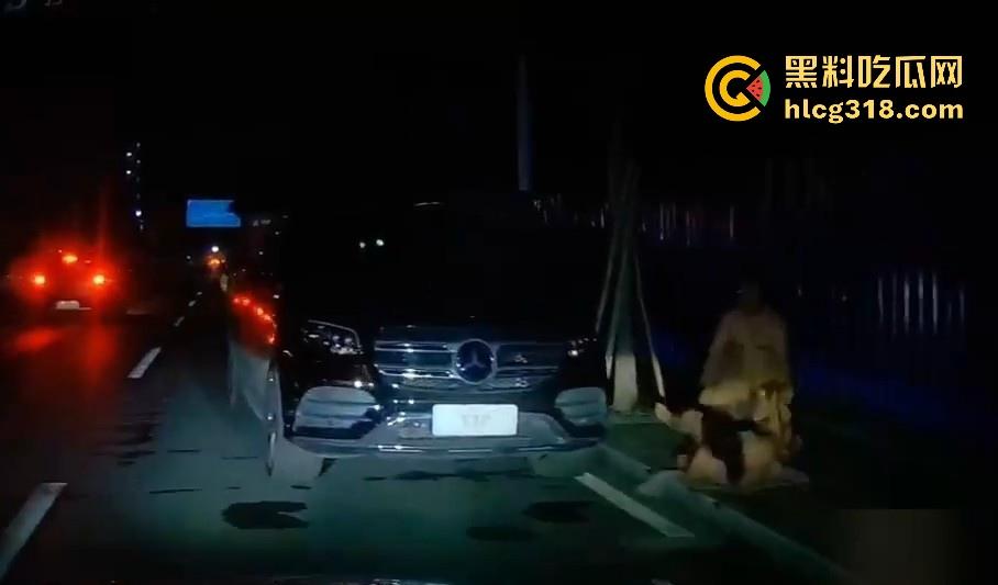 夜晚停车位偶遇户外博主,马路边操逼,灯光移开马上继续,也不知道有没有吓阳痿!-6