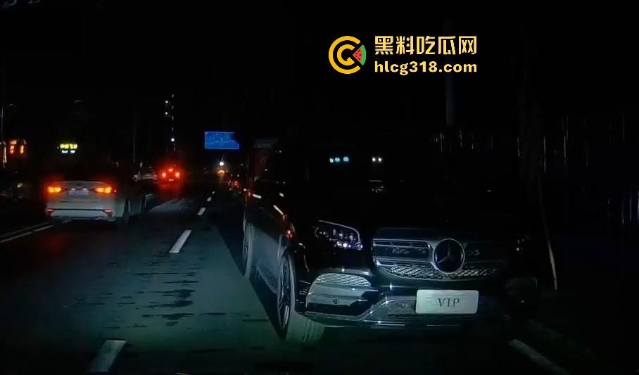 夜晚停车位偶遇户外博主,马路边操逼,灯光移开马上继续,也不知道有没有吓阳痿!-7