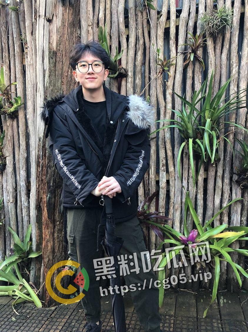 瓜友投稿!加拿大留学生【子瑜】线上装男娘卖裸照 线下做异性spa 给钱男女都能上 两头钱都赚的贱人-3