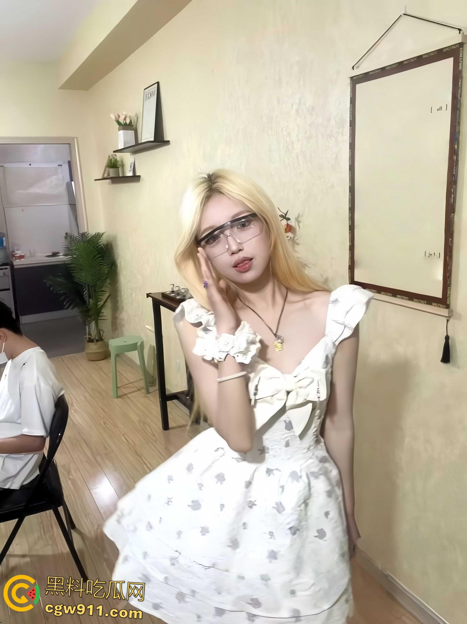 山东青岛城阳区【李萱婷】,与炮友在家疯狂做爱,小穴湿润饥渴,性感红色情趣诱惑,没忍住被炮友无套内射 !-2