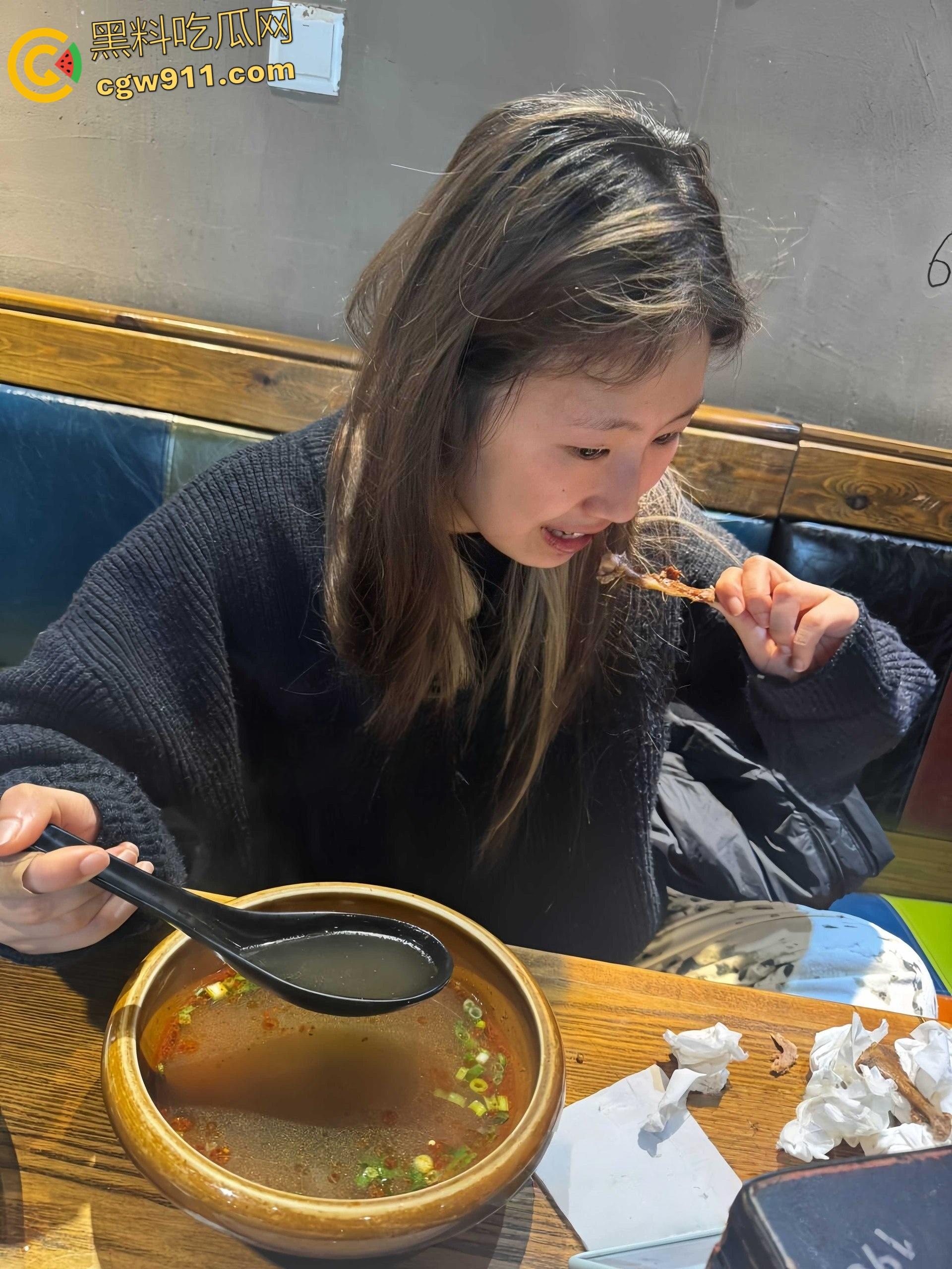 山东青岛城阳区【李萱婷】,与炮友在家疯狂做爱,小穴湿润饥渴,性感红色情趣诱惑,没忍住被炮友无套内射 !-4