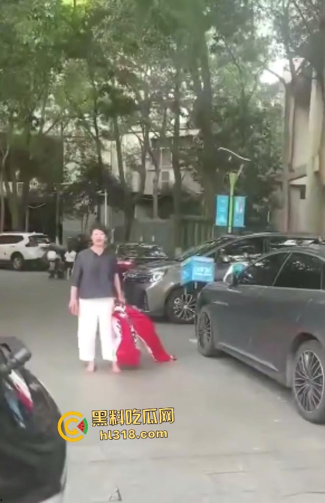 小三正房羞辱战!正房拉横幅感谢“张梦迪为我老公提供性服务”,把AV女优现实化,这真是字字诛心啊!-1