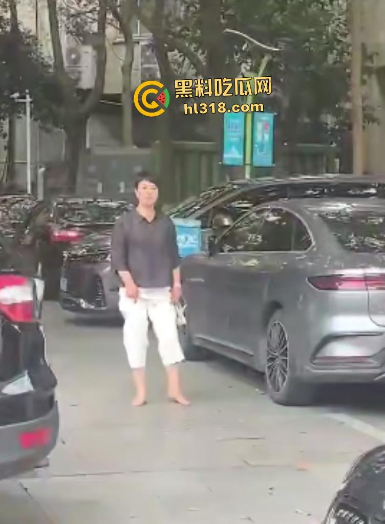 小三正房羞辱战!正房拉横幅感谢“张梦迪为我老公提供性服务”,把AV女优现实化,这真是字字诛心啊!-2