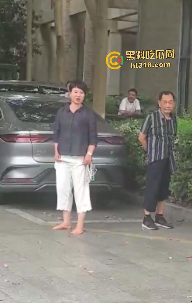 小三正房羞辱战!正房拉横幅感谢“张梦迪为我老公提供性服务”,把AV女优现实化,这真是字字诛心啊!-4