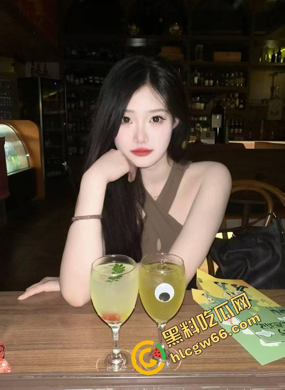 美容店老板娘下班关店偷情，精壮情夫在按摩床上暴干半小时，奶子晃飞骚水淌地、床都快操散架了！-1