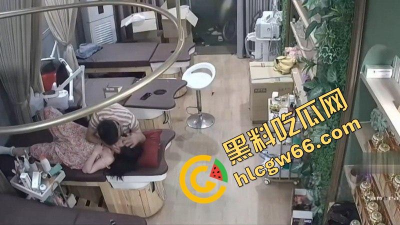 美容店老板娘下班关店偷情，精壮情夫在按摩床上暴干半小时，奶子晃飞骚水淌地、床都快操散架了！-9
