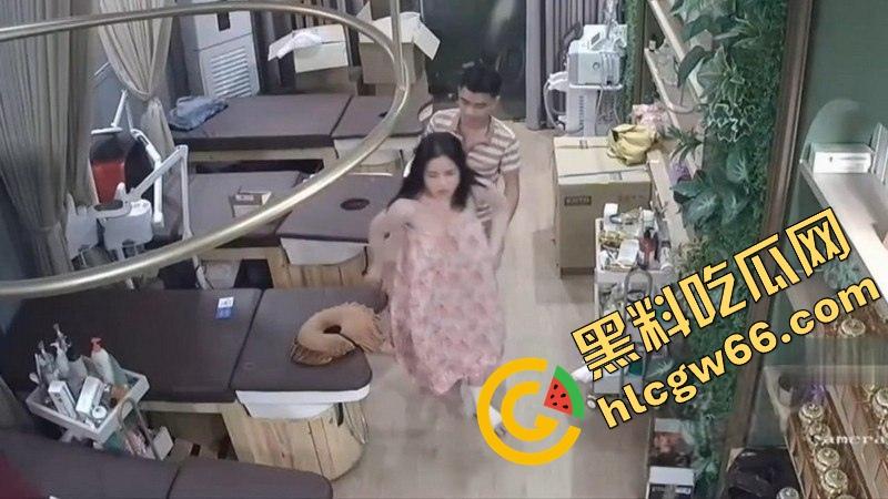美容店老板娘下班关店偷情，精壮情夫在按摩床上暴干半小时，奶子晃飞骚水淌地、床都快操散架了！-11