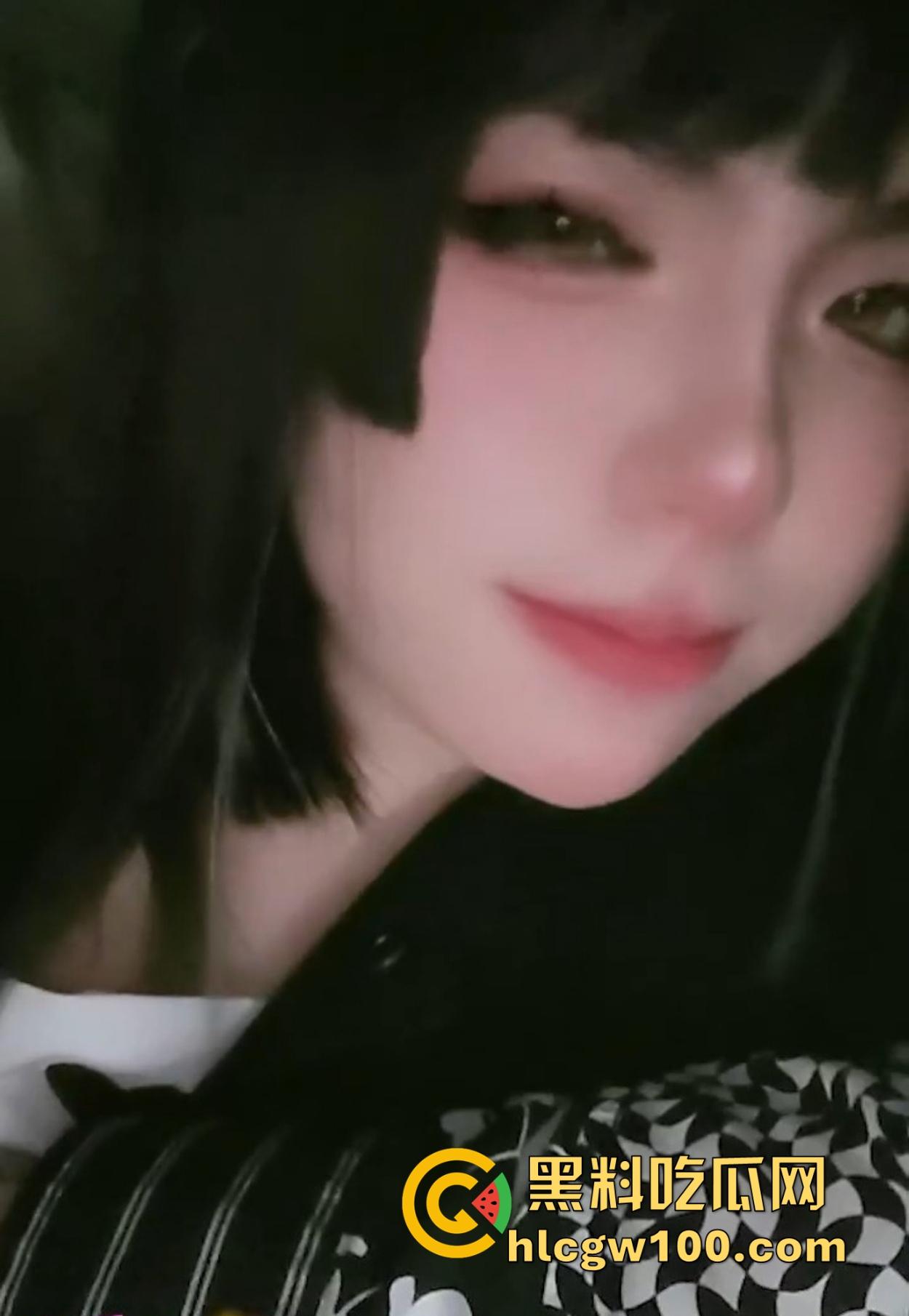 抖音20万粉cos小网红『暗黑水晶铁蛋酱』线下约炮粉丝玩制服吃鸡，各种丝袜轮番上，骚路数堪称行业指南！-11