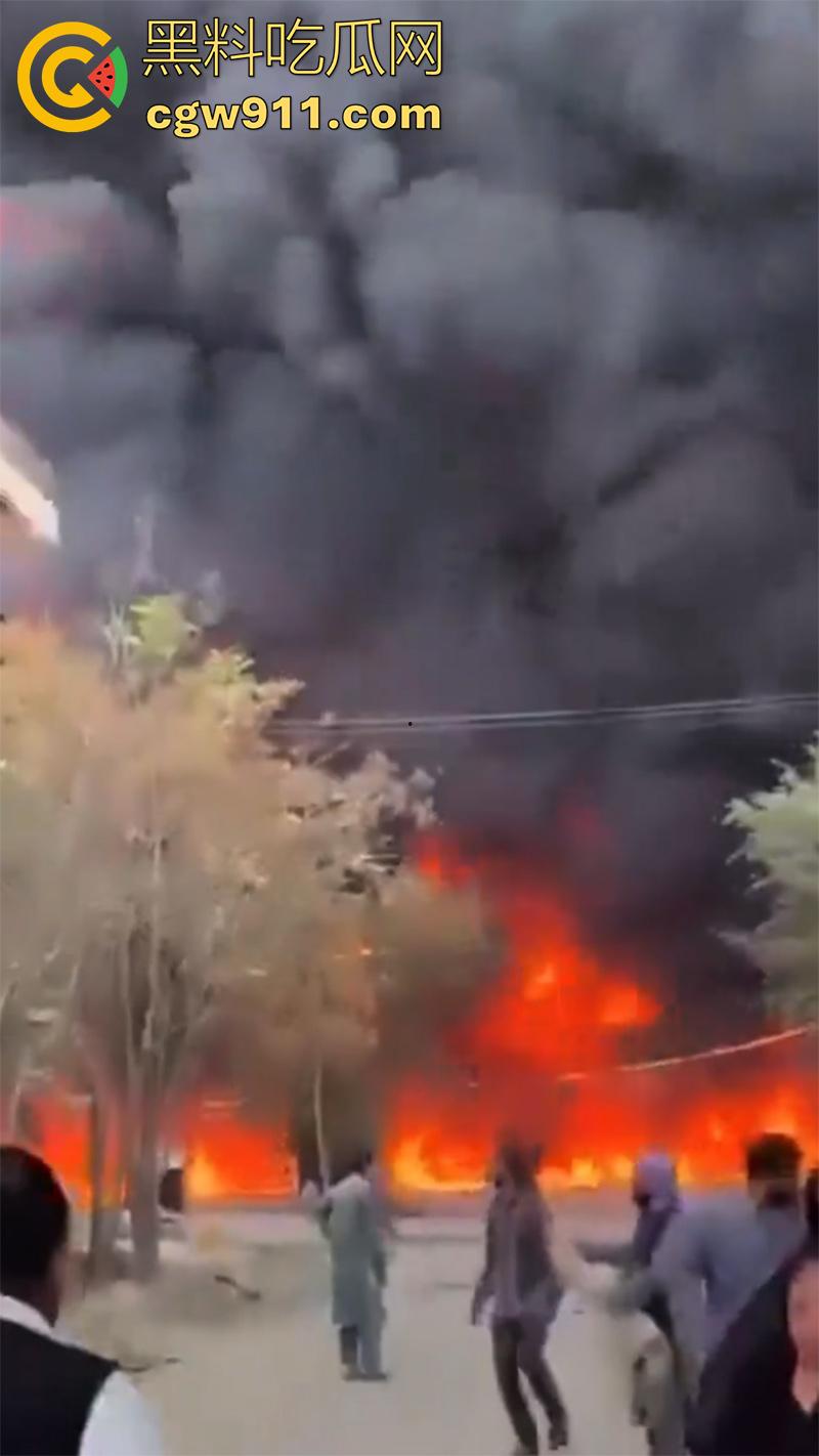 阿富汗首都喀布尔突发爆炸,现场浓烟滚滚,临时政府称系油罐车爆炸起火,居民表示当天至少发生3起爆炸!-2