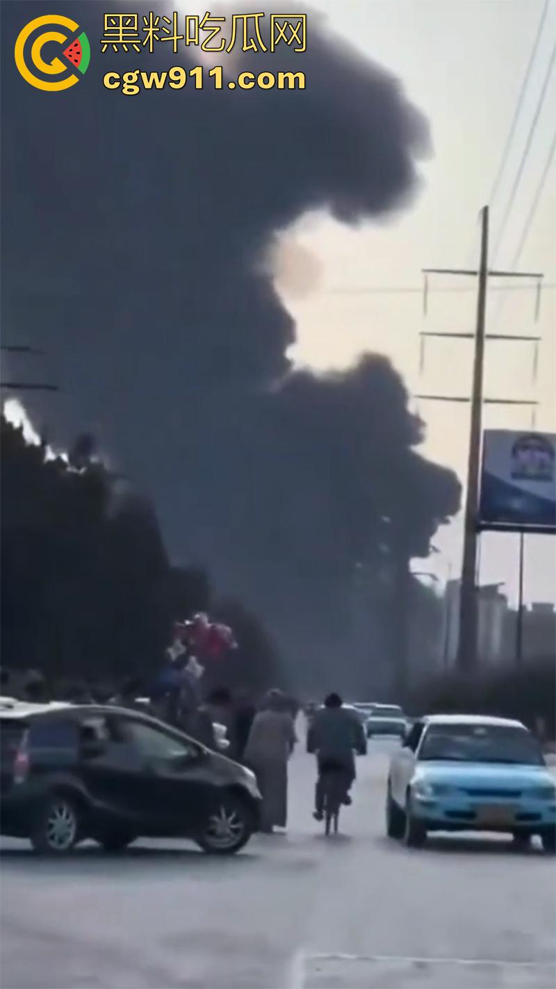 阿富汗首都喀布尔突发爆炸,现场浓烟滚滚,临时政府称系油罐车爆炸起火,居民表示当天至少发生3起爆炸!-3