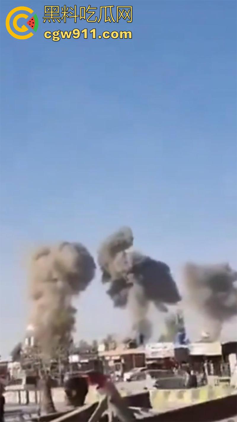 阿富汗首都喀布尔突发爆炸,现场浓烟滚滚,临时政府称系油罐车爆炸起火,居民表示当天至少发生3起爆炸!-4