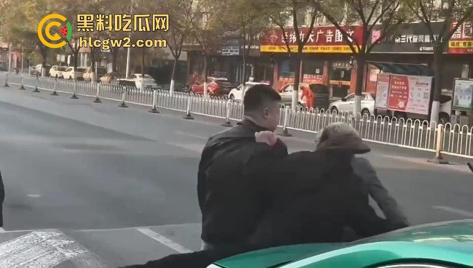 银川出租车司机遇精神小伙不给钱还学狗叫 司机气到差点拔刀 三小伙这次真是作到头了！-4