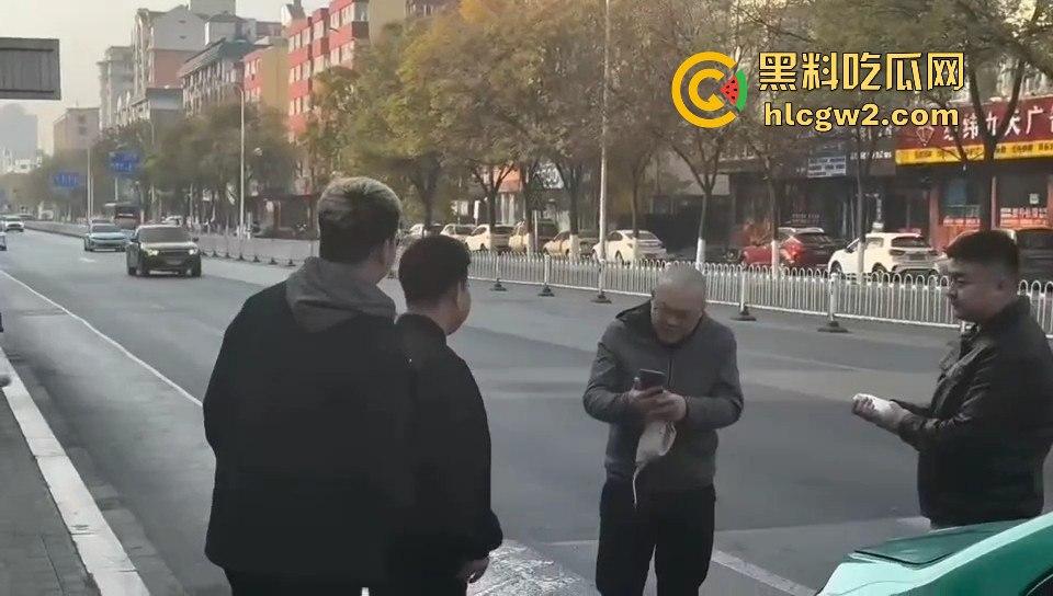 银川出租车司机遇精神小伙不给钱还学狗叫 司机气到差点拔刀 三小伙这次真是作到头了！-10