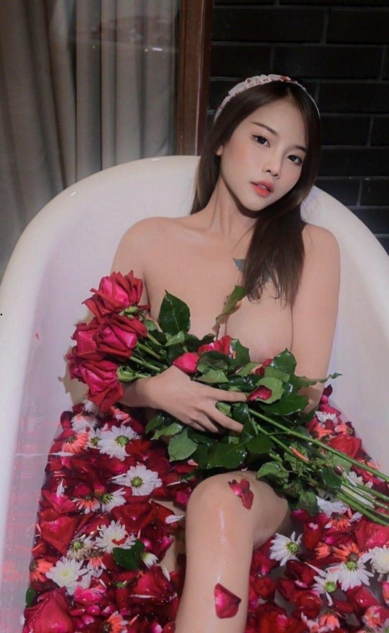 泰日混血【Meowji】!童颜巨乳的她OF大尺度私拍流出,全套技艺娴熟,被称为行走的诱惑精灵!-16