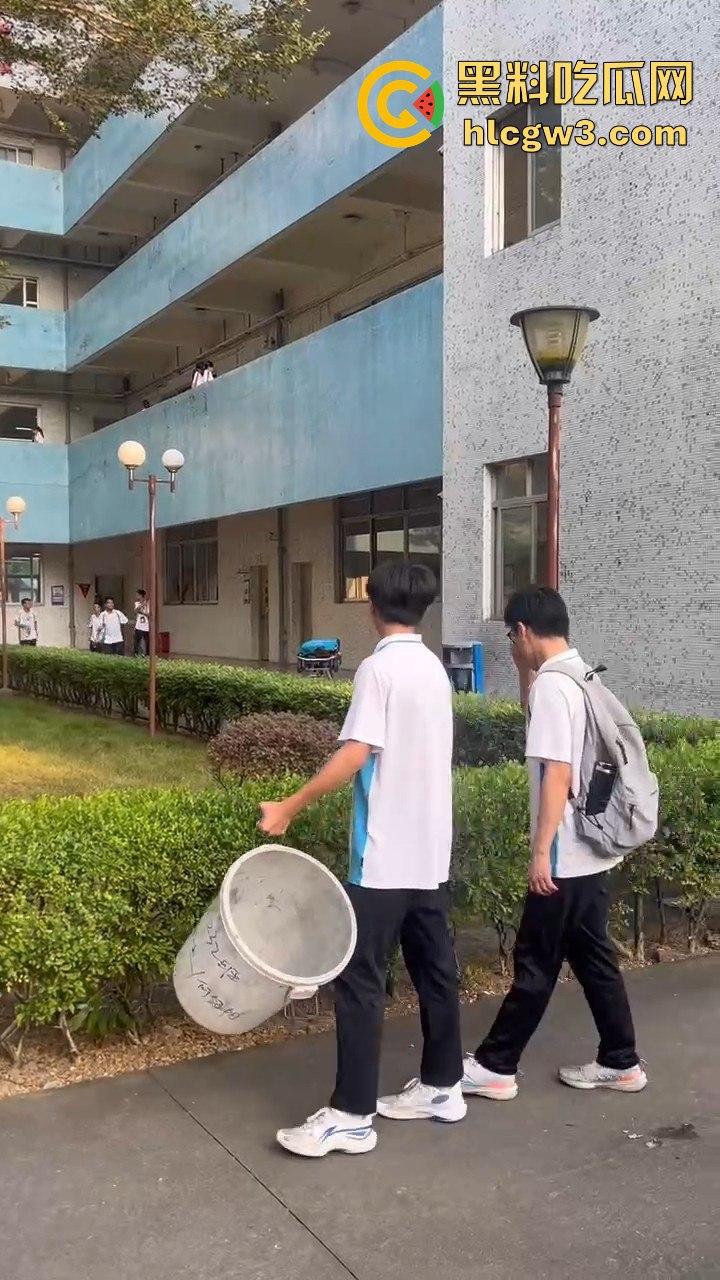 顺德梁球锯职业学校学生跳河自杀,校方没收手机逼出人命!母亲校门口哭到休克,学校冷血旁观!-6