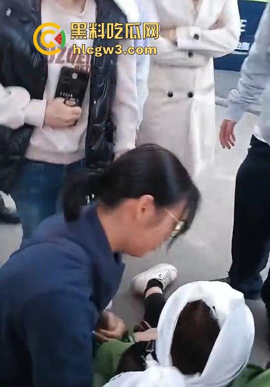 顺德梁球锯职业学校学生跳河自杀,校方没收手机逼出人命!母亲校门口哭到休克,学校冷血旁观!-8