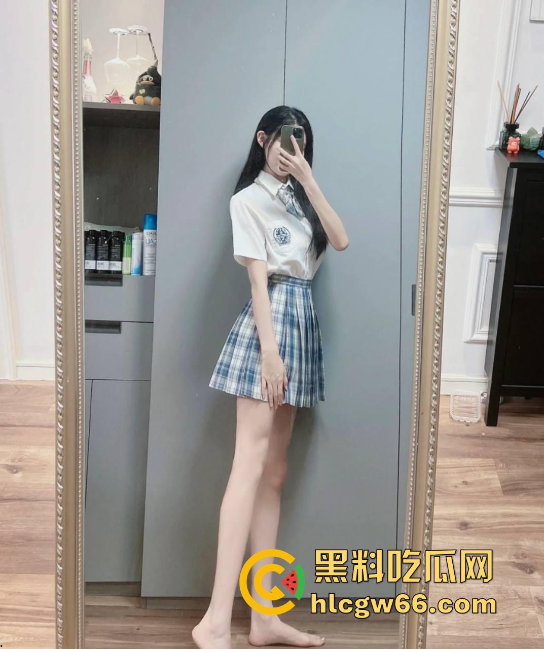 帝都5000买双飞两个学生妹轮番上阵伺候,干累了还能换口味,轮流骑互舔逼伺候得像皇帝爷!-3