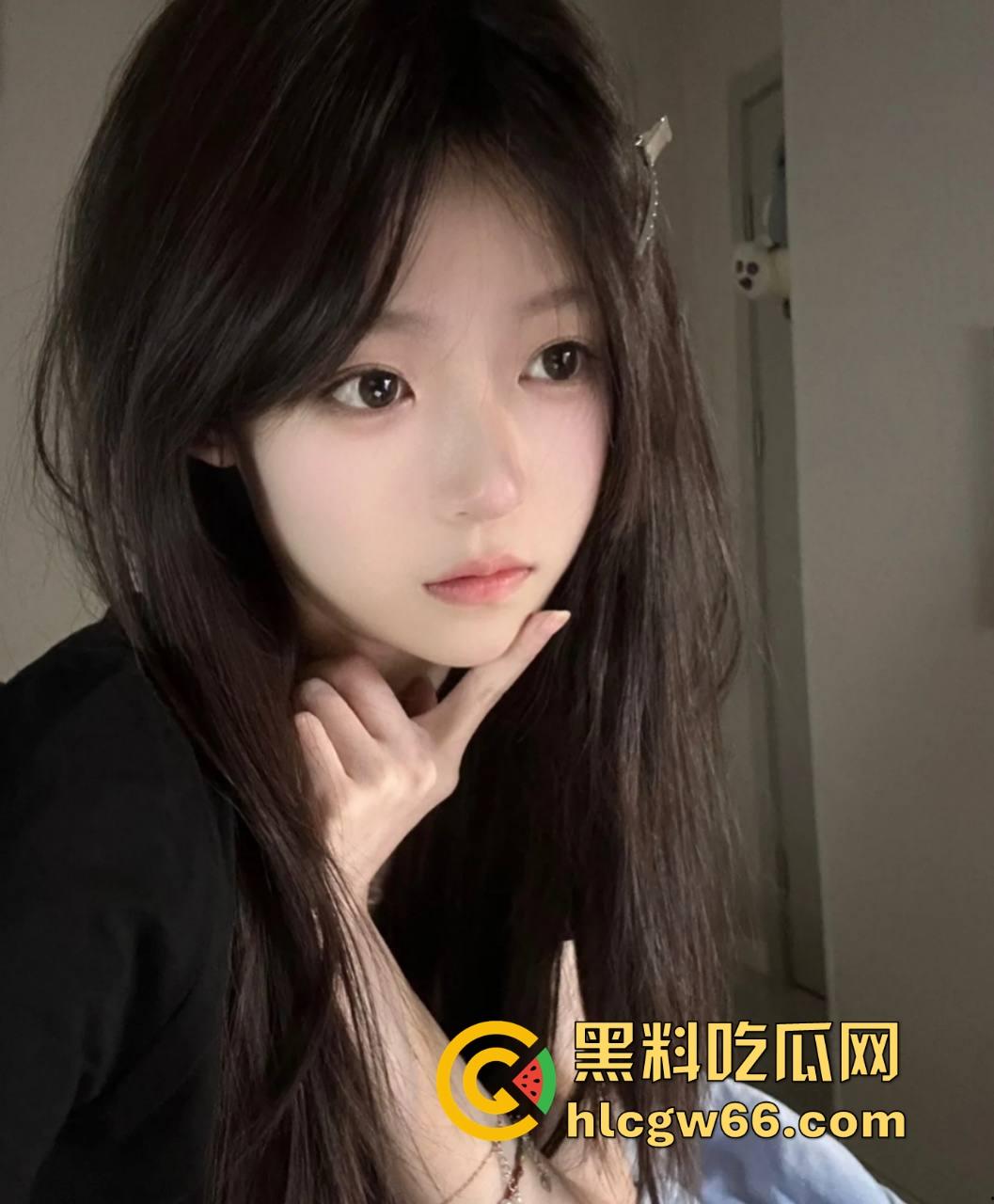 帝都5000买双飞两个学生妹轮番上阵伺候,干累了还能换口味,轮流骑互舔逼伺候得像皇帝爷!-5