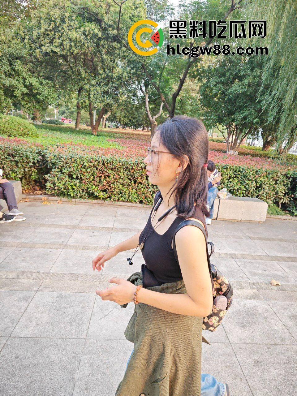 海口极品眼镜女【赵如意】表面清纯学生妹，实则反差婊母狗，渴求大鸡巴灌满骚穴，这浪货谁不想狠狠干一顿？-1