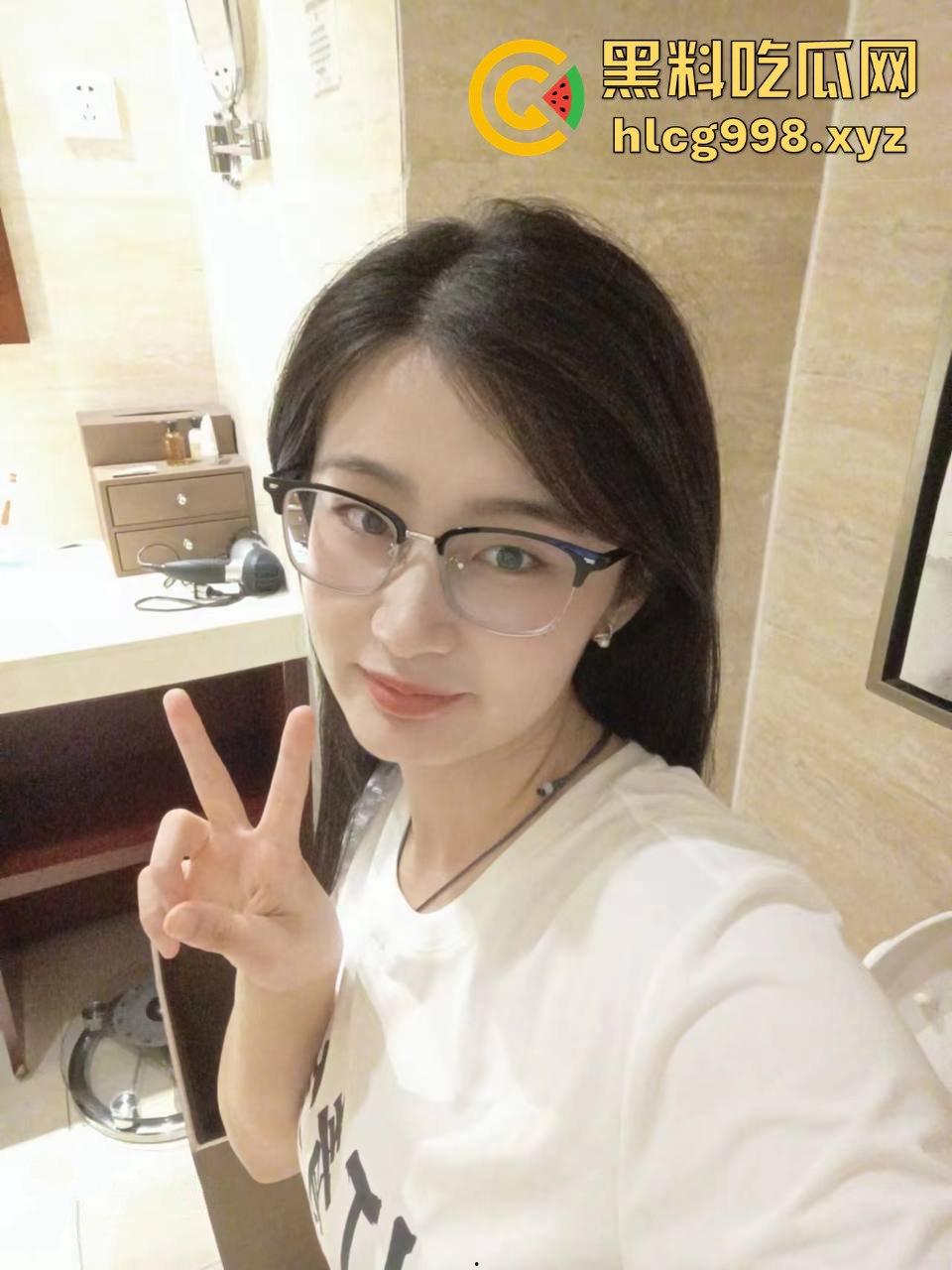 山西巨乳眼镜娘【秦雨薇】酒店私密性爱视频流出!镜子前狂秀傲人身材,男友爽翻!-1