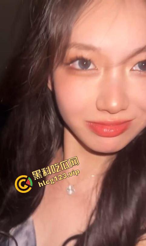 酒吧约到的小骚货，喝完酒直接开房，跪床吃鸡吃得贼香！-8