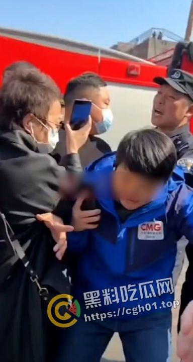 CCTV报道燕郊爆炸被打断 记者私人账号【许梦哲】上传当地警察暴力阻拦视频被删除 原视频流出-6