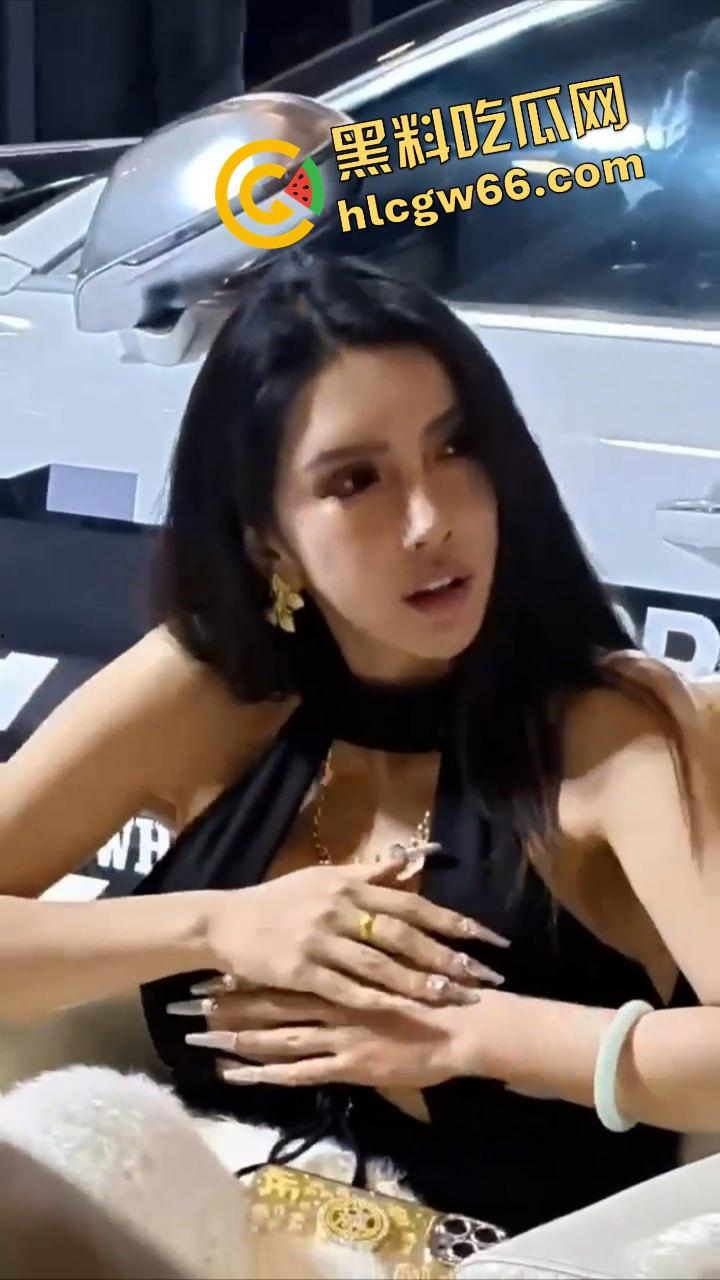 苏州车展车模露奶走光,中分吊带挂不住巨奶,奶头跑出来都不知道,骚样像等人来操!-5