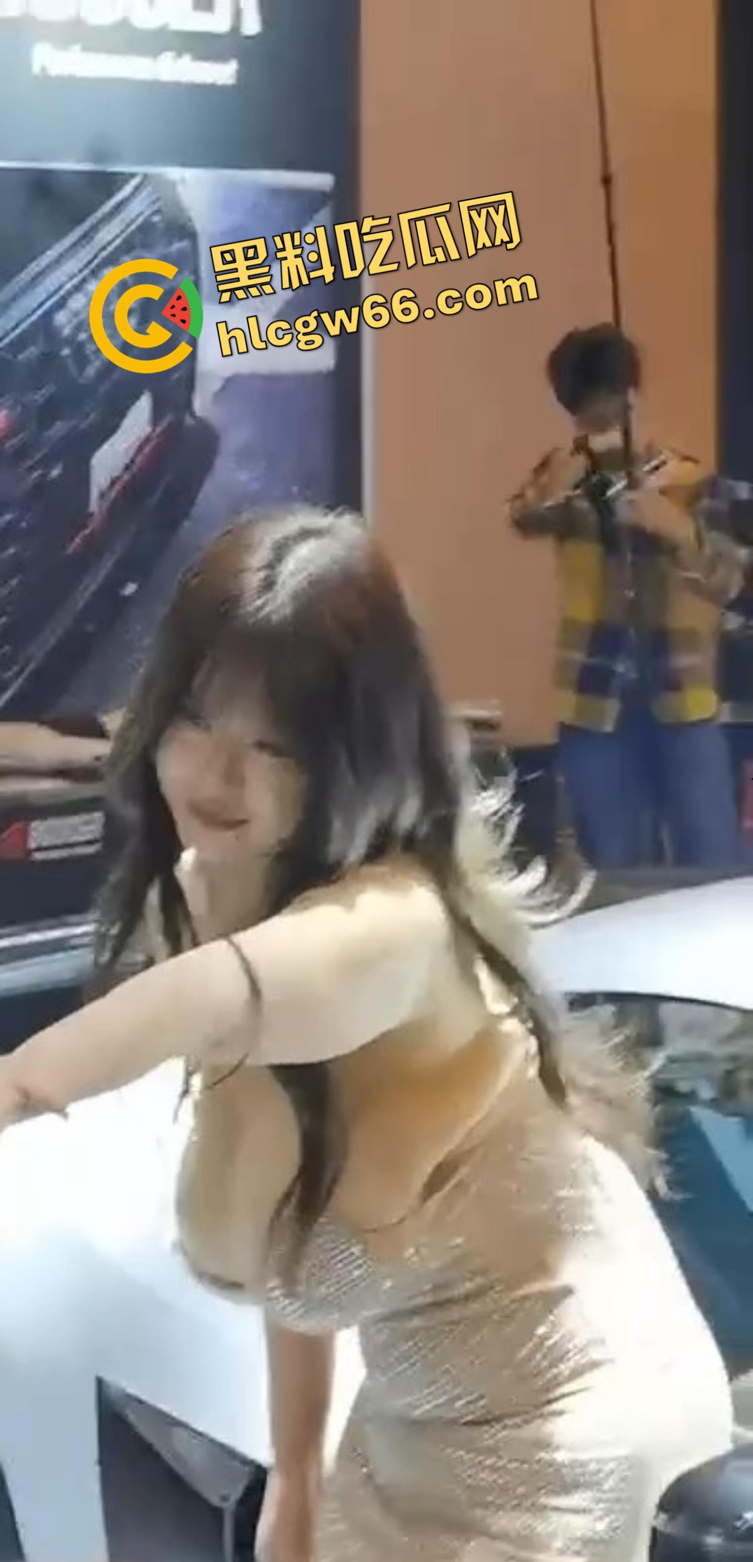 苏州车展车模露奶走光,中分吊带挂不住巨奶,奶头跑出来都不知道,骚样像等人来操!-6