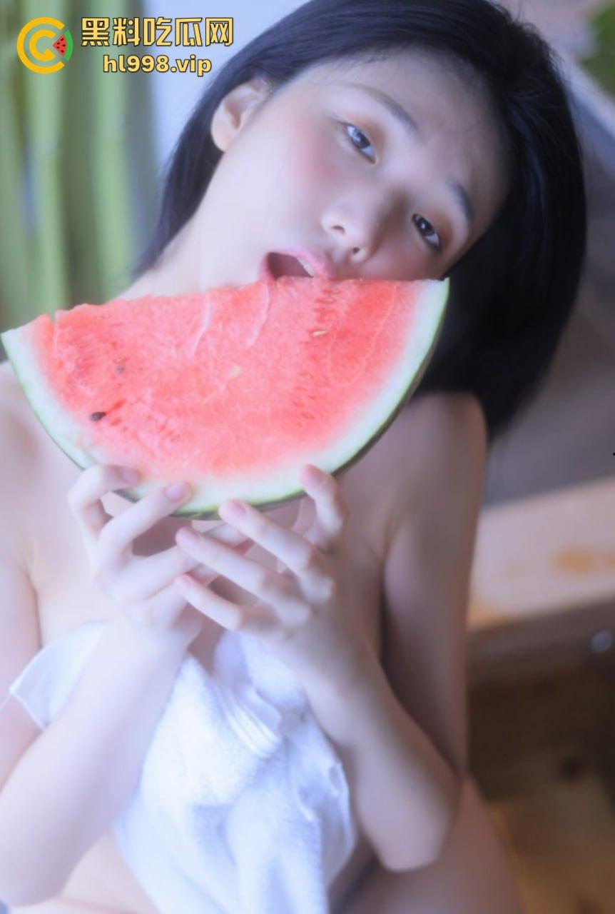 韩国爆乳妹【妍雨】惊艳亮相！西瓜配西瓜奶，胸大得美如画，纯天然还是科技产物？-17