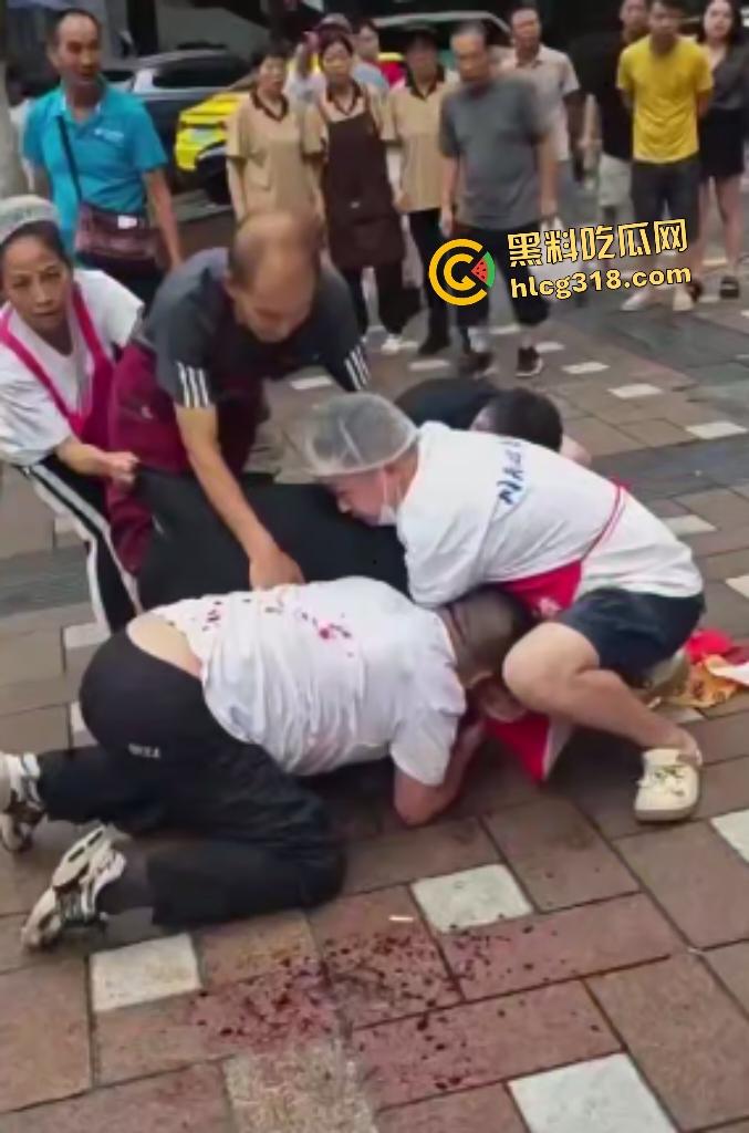 重庆两面馆老板因抢客直接拿刀互砍,刀光剑影之间观众身上无缘无故多了一身血!-1