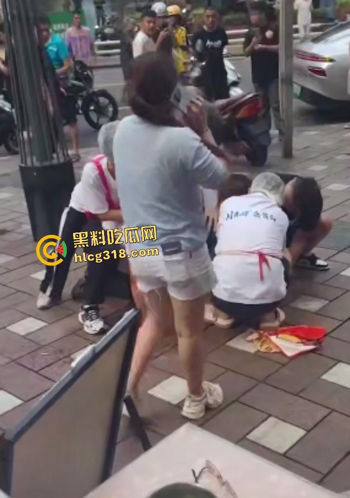 重庆两面馆老板因抢客直接拿刀互砍,刀光剑影之间观众身上无缘无故多了一身血!-2