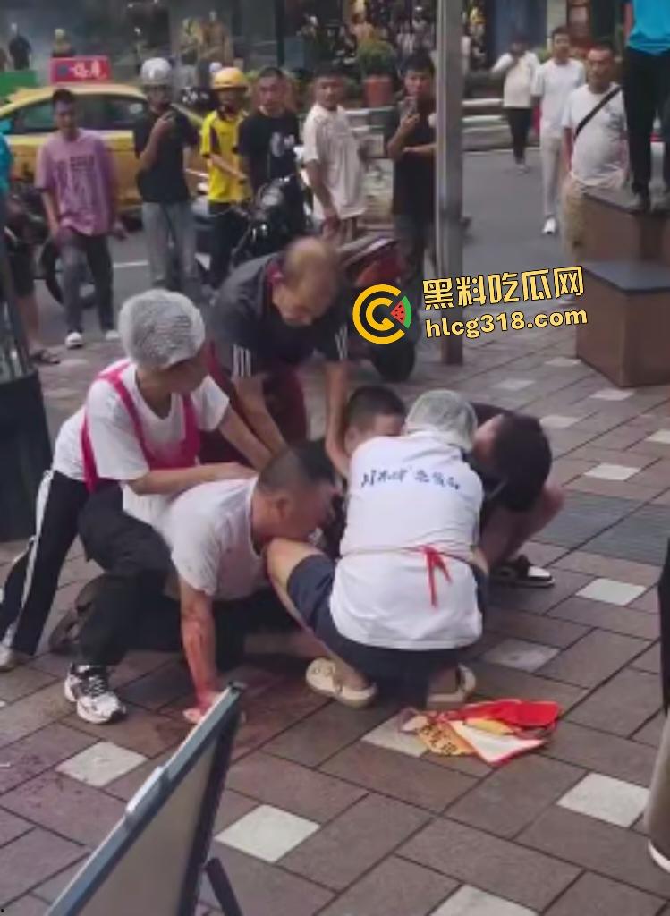 重庆两面馆老板因抢客直接拿刀互砍,刀光剑影之间观众身上无缘无故多了一身血!-3