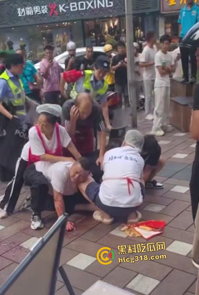 重庆两面馆老板因抢客直接拿刀互砍,刀光剑影之间观众身上无缘无故多了一身血!-4