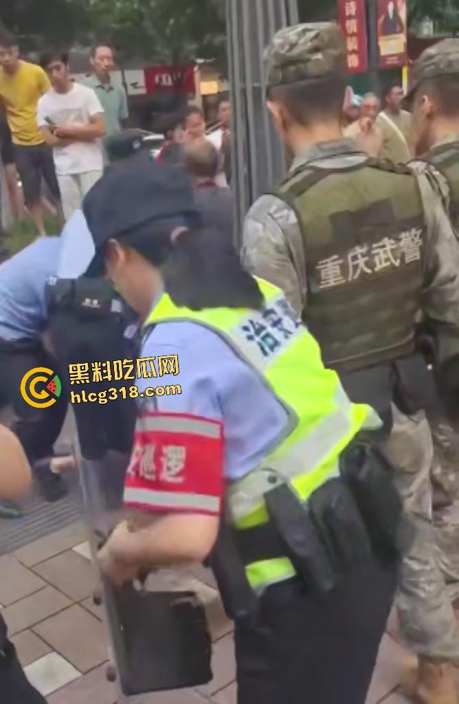 重庆两面馆老板因抢客直接拿刀互砍,刀光剑影之间观众身上无缘无故多了一身血!-5