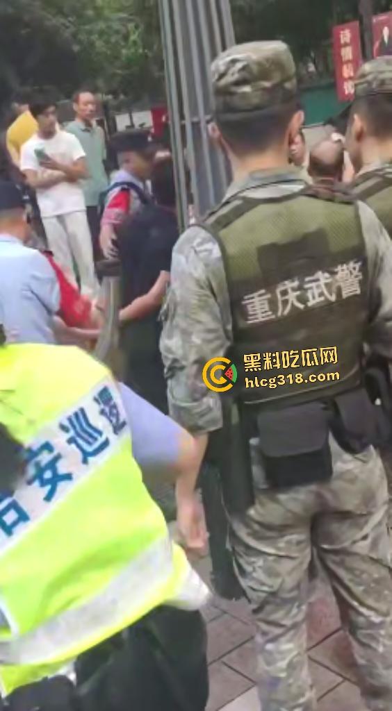 重庆两面馆老板因抢客直接拿刀互砍,刀光剑影之间观众身上无缘无故多了一身血!-6