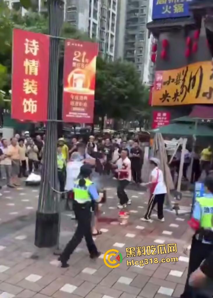 重庆两面馆老板因抢客直接拿刀互砍,刀光剑影之间观众身上无缘无故多了一身血!-7