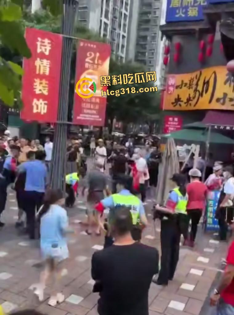 重庆两面馆老板因抢客直接拿刀互砍,刀光剑影之间观众身上无缘无故多了一身血!-8