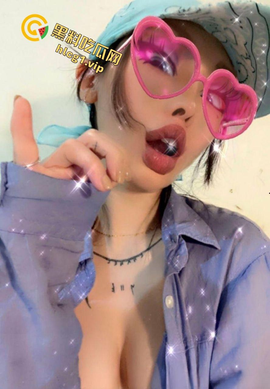 OF叛逆刺青乳钉小妹路奈给金主爸爸拍诱惑视频，真精神！可惜了这张脸-6