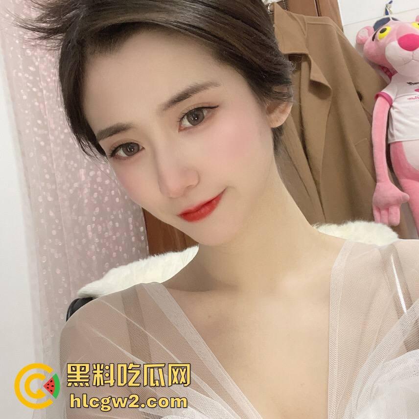 邂逅广西披萨店巨乳正妹【赵雪菲】!大到爆炸的罩杯 这样的身材还卖披萨?不如直接吃了她这个小夹子!-1