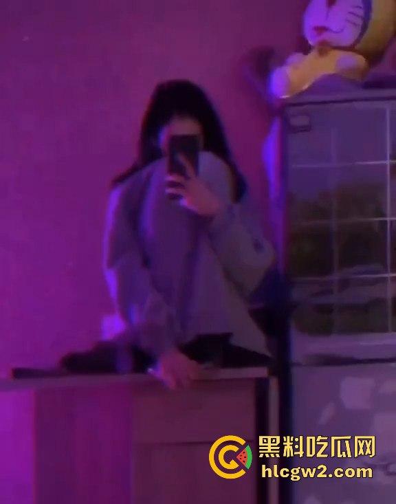 邂逅广西披萨店巨乳正妹【赵雪菲】!大到爆炸的罩杯 这样的身材还卖披萨?不如直接吃了她这个小夹子!-4