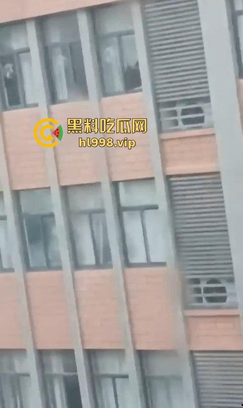 宁波三中小情侣教室帘后偷情！男友午休抓紧时间快枪上阵，被对面拍个正着！-4