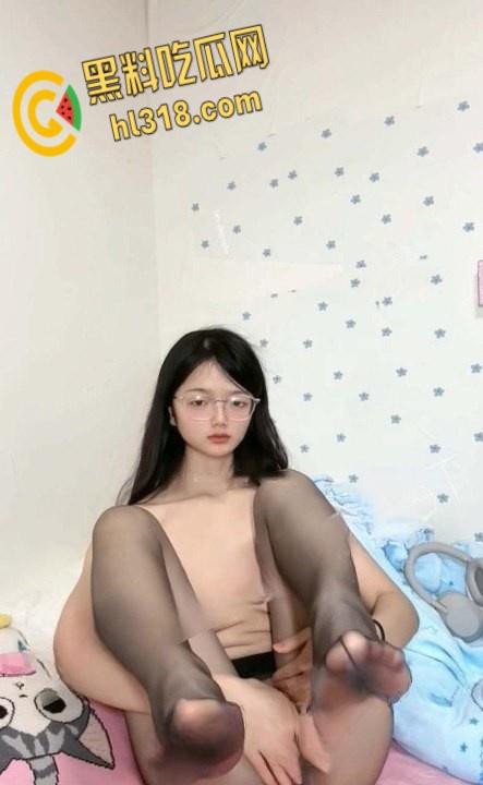 推特清纯女大【旖可小罗老师】,全身写满淫语教室狗趴,宿舍玩跳蛋娇喘连连,窗帘也挡不住小穴流水声-3