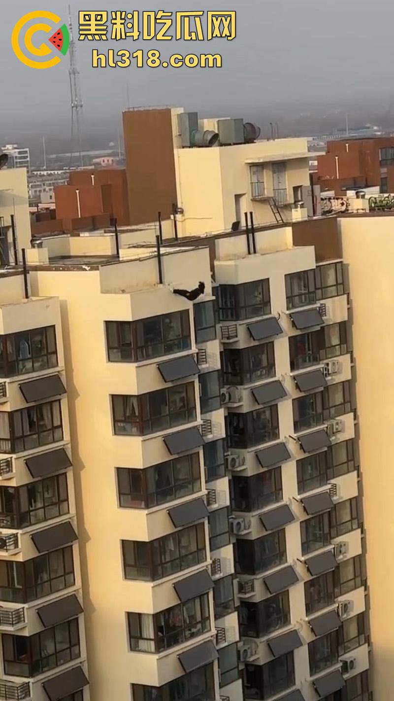 瓜友实拍男子跳楼，少年失恋想不开，消防员搭好救生垫，结果正好错过，摔在地上当上死亡！-3