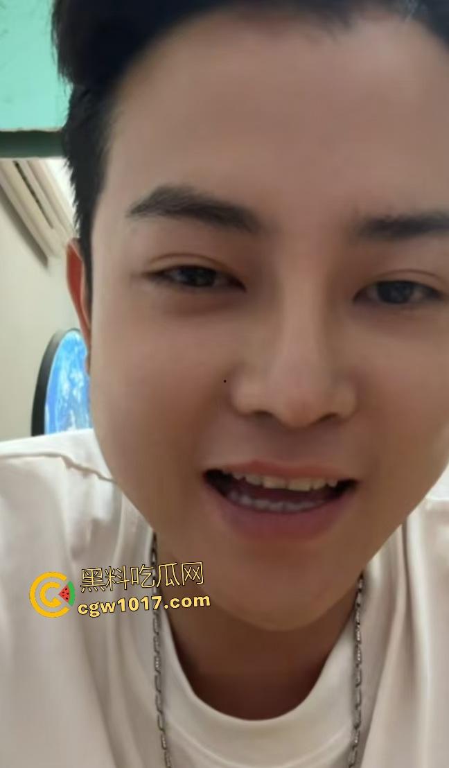 抖音【老运汉堡王】老板夫妇床战炸裂曝光，趁店没顾客直接开操，骑乘奶子下垂如50岁大妈，有骚劲还有股牛肉味！-2