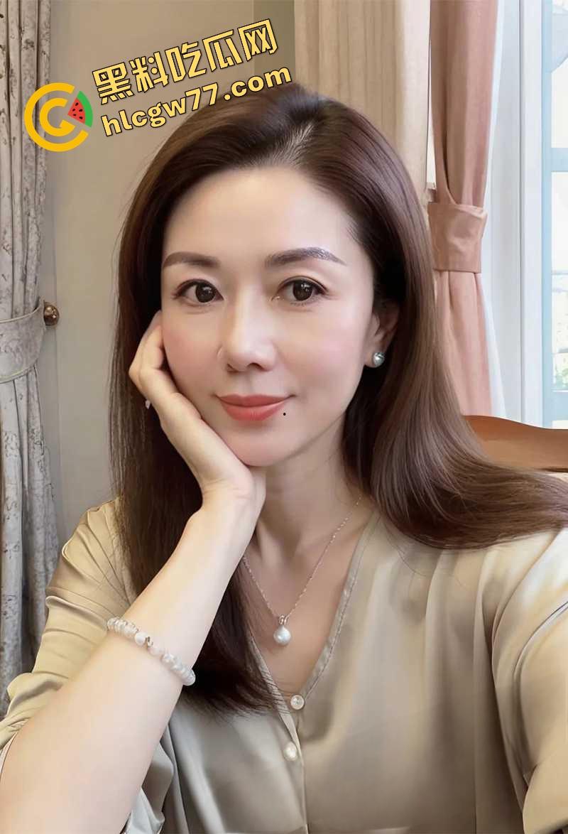 人妻骚货【桃桃】酒店红色开档情趣内衣撑爆巨乳,深喉舔屌玩假鸡巴,后入扭腰床单湿成水田!-4