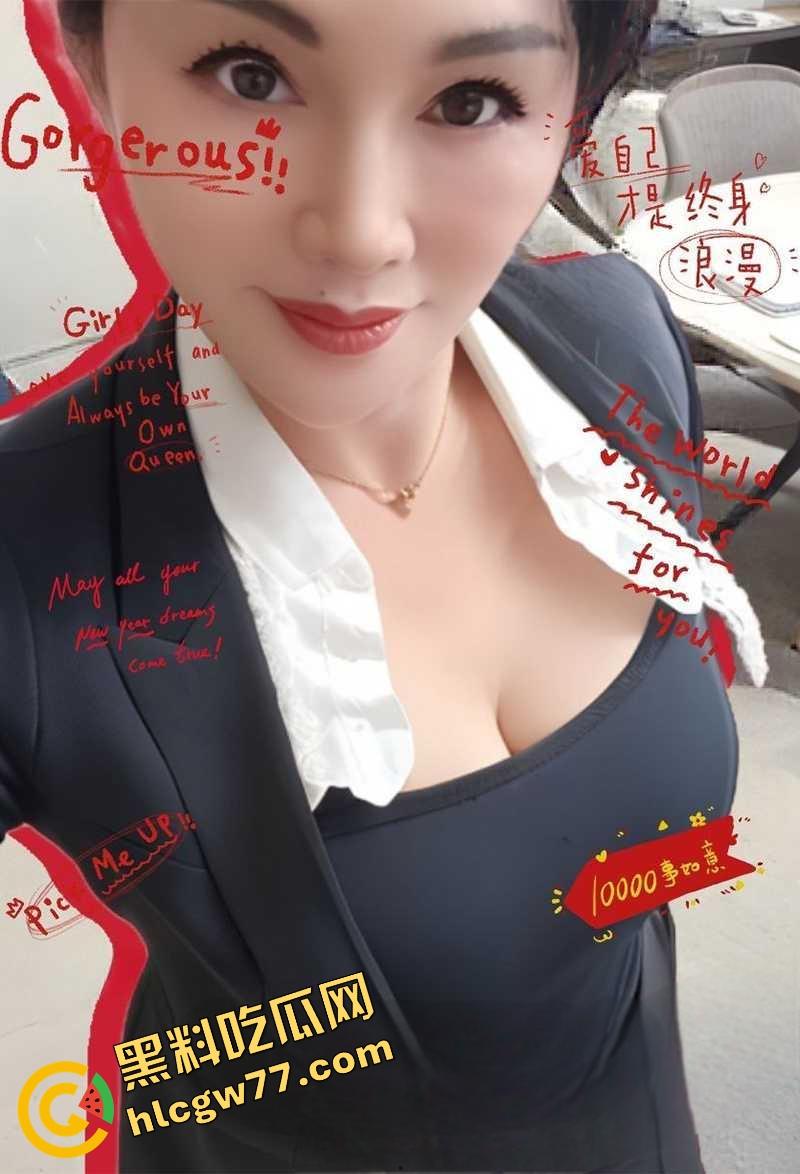 人妻骚货【桃桃】酒店红色开档情趣内衣撑爆巨乳,深喉舔屌玩假鸡巴,后入扭腰床单湿成水田!-10