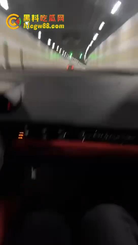 上海装逼狗租小牛隧道飙车炸场,下雨天装逼被雷劈爽翻天,谁瞅他不笑死这傻屌!-3
