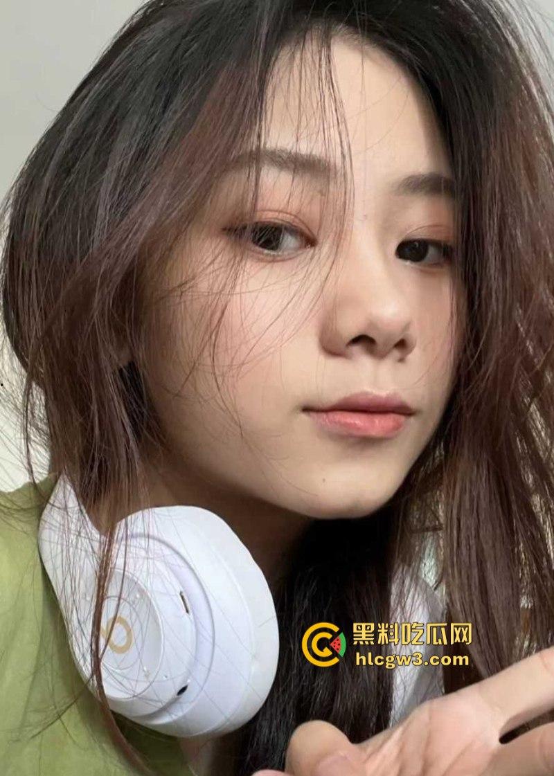 21岁模特级绝品前女友【蔡玲】被渣男泄密裸聊视频 还是一位喜欢吃鸡操逼的反差母狗!-1