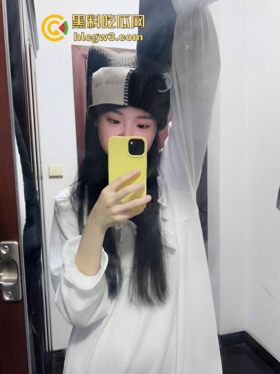 河南新乡师范学校『李梦瑶』极品身材美少女被渣男拍成母狗，啪啪视频流出，骚味隔屏炸裂！-16