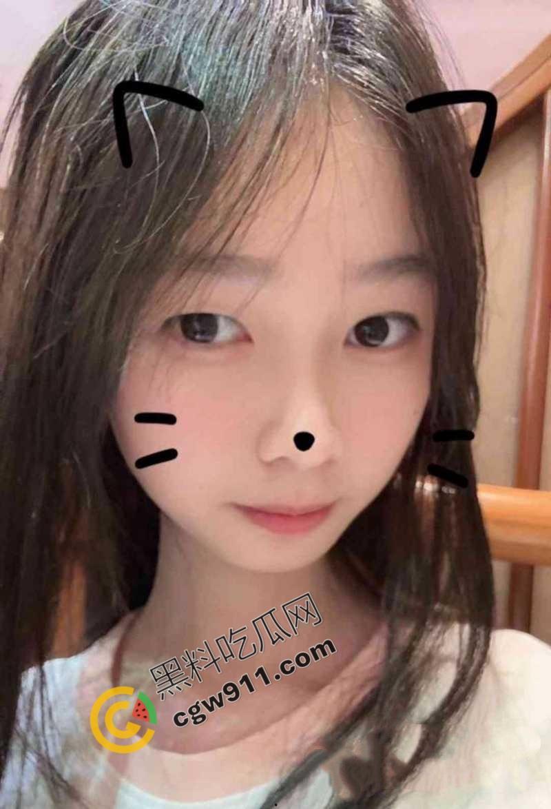 邵阳新宁职校海女【张家怡】的贪婪与淫荡交织：网络裸聊自慰淫水横流，酒店爆操小穴骚气满满-1